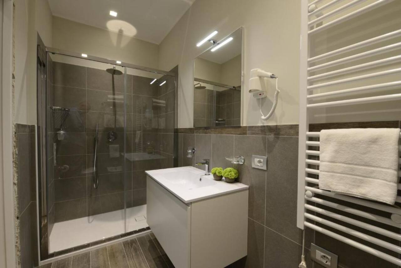 Bagno privato con doccia - Hotel Repubblica 55 Biella